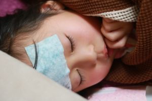 溶連菌感染症で寝込む子供のイメージで画像です。